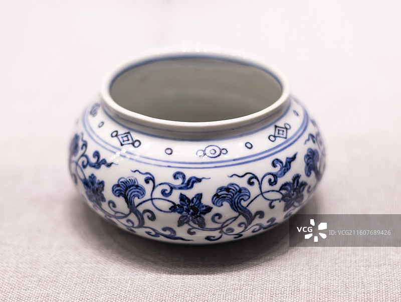 青花缠枝花纹鱼篓尊 明永乐1403~1424年 故宫博物院图片素材