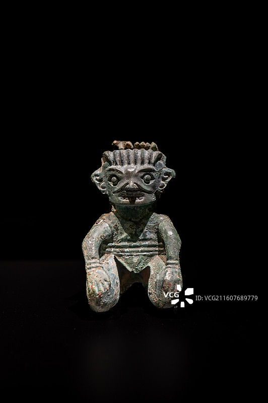 青铜跪坐人像（商代后期），1986年三星堆二号祭祀坑出土，三星堆博物馆图片素材