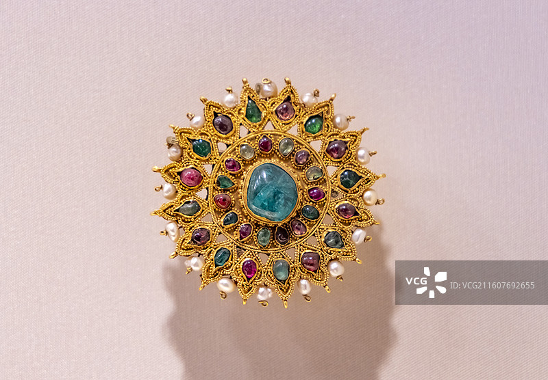 金嵌珍珠宝石圆花 清 故宫博物院珍宝馆图片素材