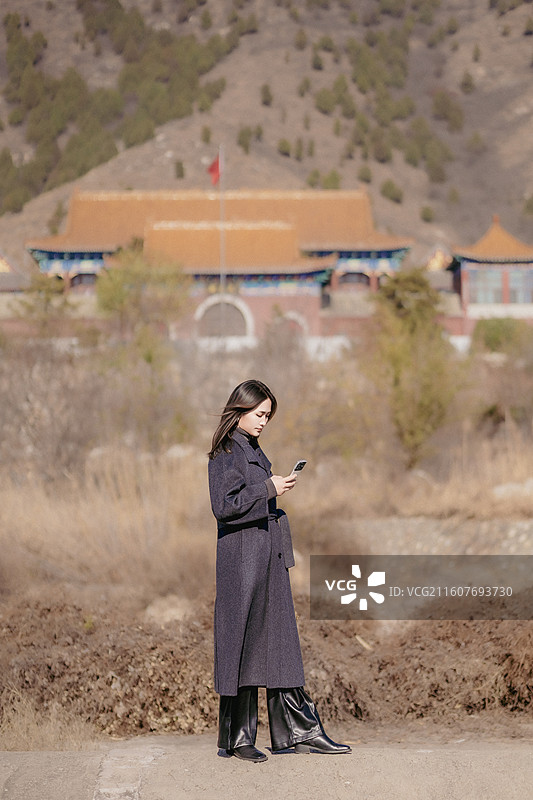 冬日山野灰大衣的松弛感图片素材