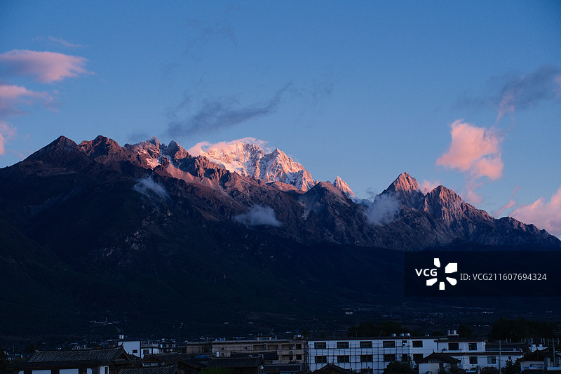 日照金山-在白沙古镇拍玉龙雪山组图5图片素材