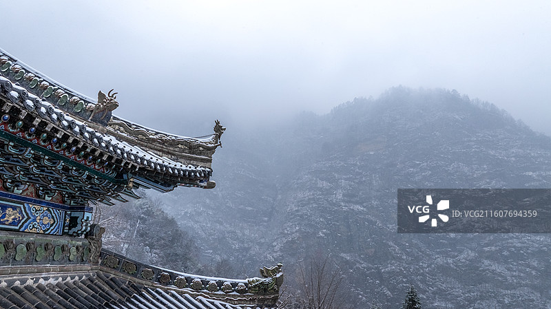 冬天大雪中的武当山琼台中观景区古建筑图片素材