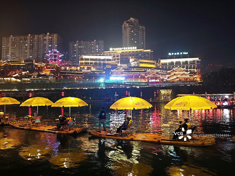 宣恩夜景：现实版“千与千寻”，仙山贡水不夜天图片素材