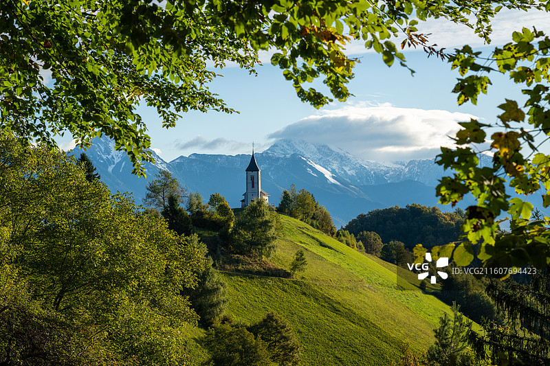 叶隙间的远山与钟声图片素材
