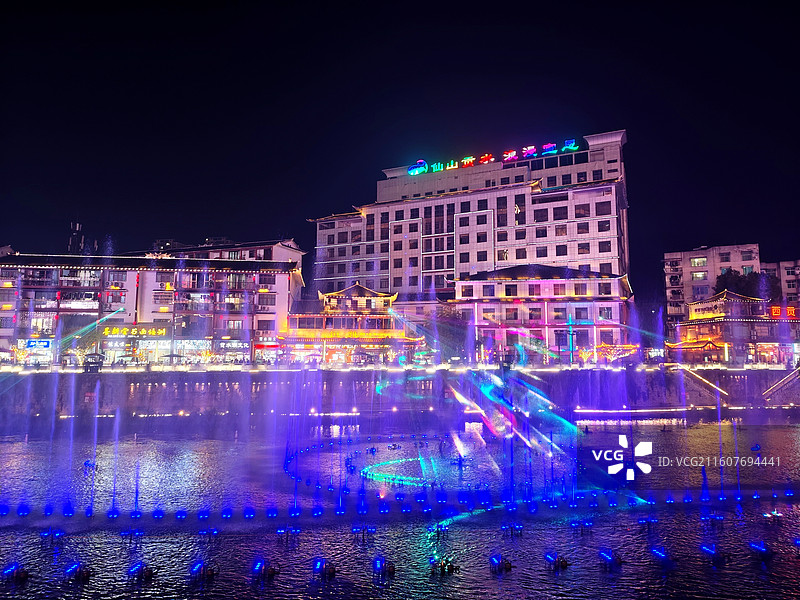 宣恩夜景：现实版“千与千寻”，仙山贡水不夜天图片素材