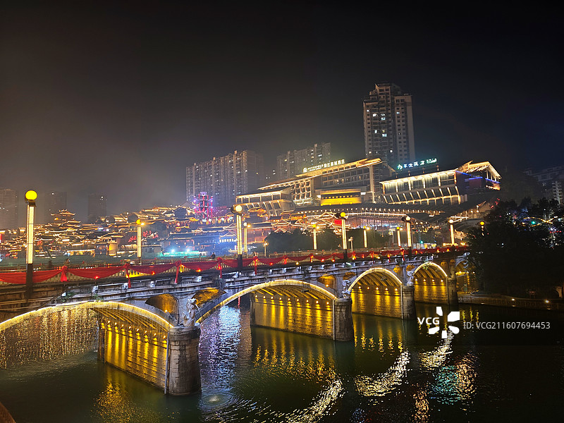 宣恩夜景：现实版“千与千寻”，仙山贡水不夜天图片素材