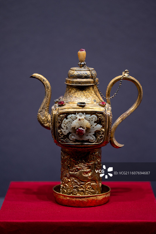 明代金酒注真品——万历地宫金镶玉嵌宝龙纹酒注子图片素材