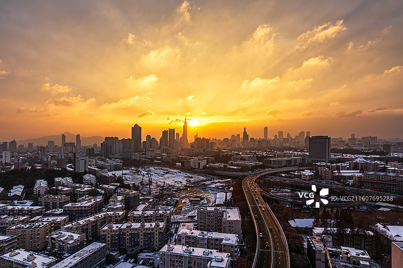 南京古平岗立交初雪后的绝美日出图片素材