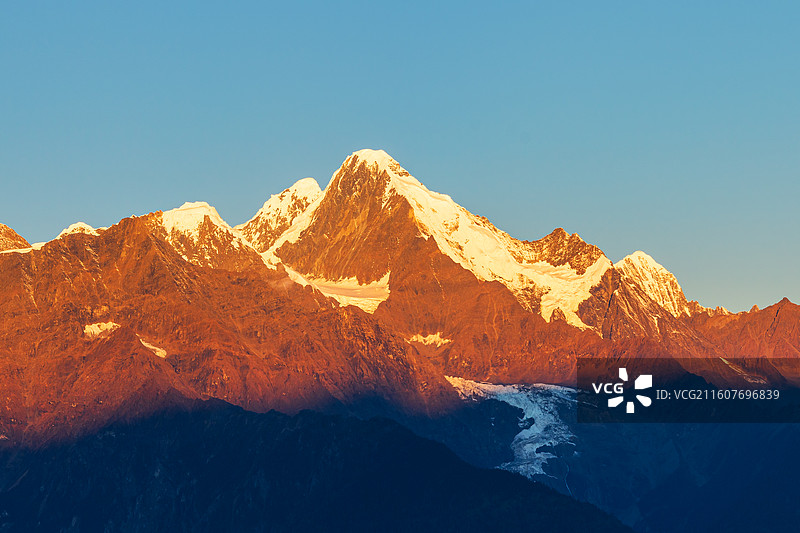 梅里雪山日照金山图片素材
