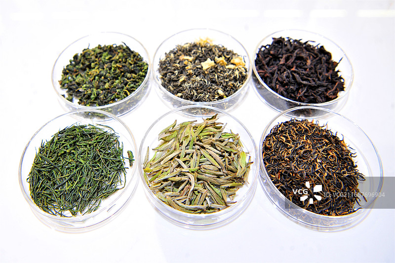 湖北省宜昌市夷陵区全品类茶市展区摆放的绿茶、黄茶、白茶、青茶、红茶、黑茶等六大茶类产品。图片素材