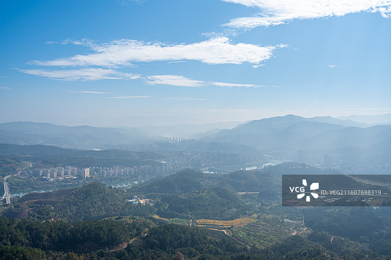 顺俯瞰迷雾下的顺昌县山景图片素材