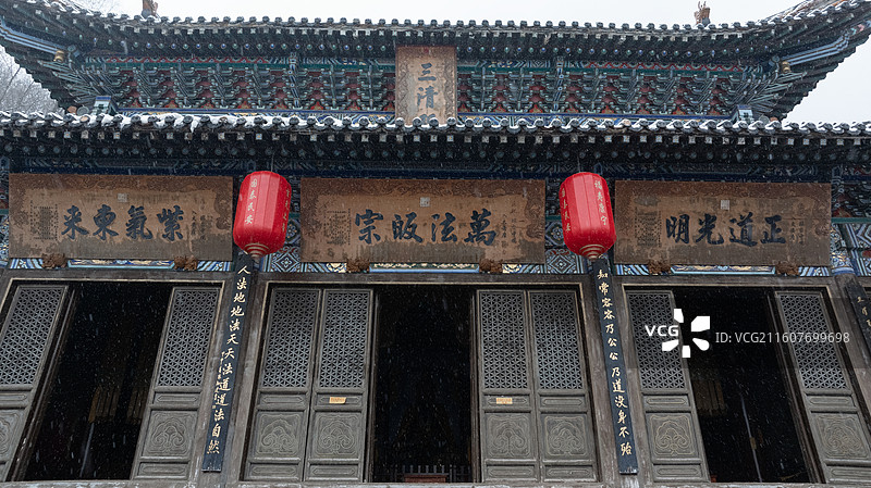 冬天大雪中的武当山琼台中观景区古建筑图片素材