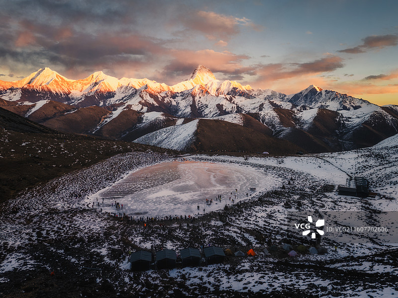 贡嘎雪山日照金山图片素材