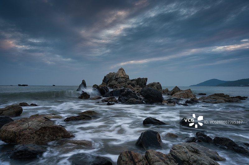 阴天时侯的黄昏海边图片素材