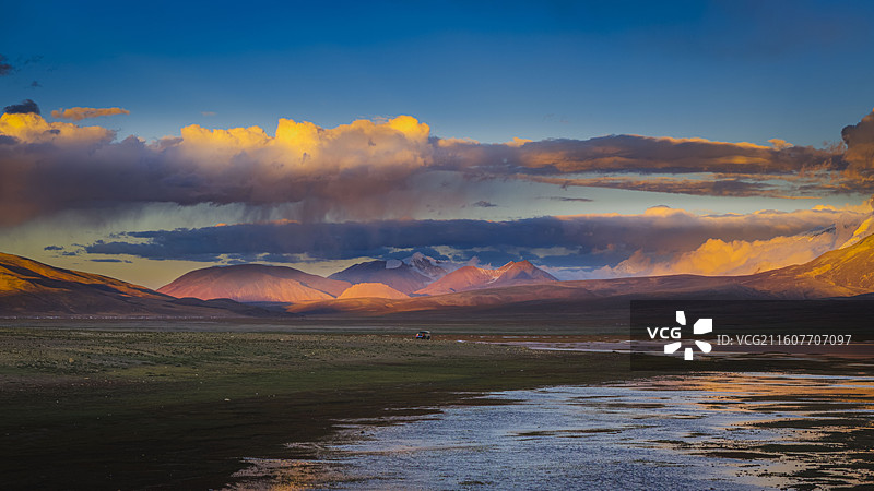 西藏日喀则亚东县多情错盛世晚霞图片素材