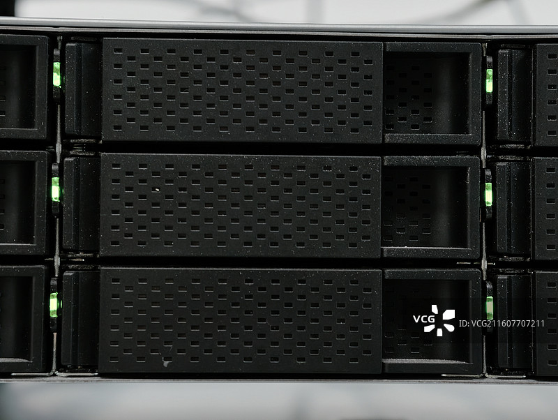 计算机IT机房内的存储设备特写镜头图片素材
