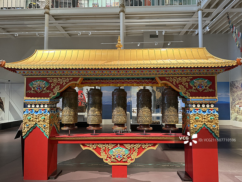 英国爱丁堡苏格兰国家博物馆里世界文化展区的藏传佛教转经筒装置图片素材
