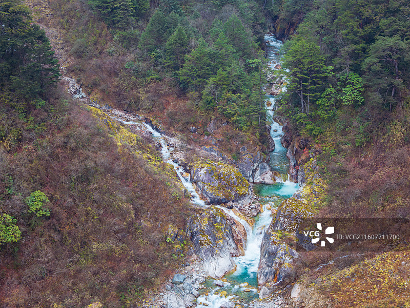 航拍森林峡谷溪流瀑布图片素材