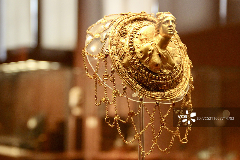 希腊雅典国家考古博物馆馆藏展品阿尔忒弥斯金链网头饰图片素材