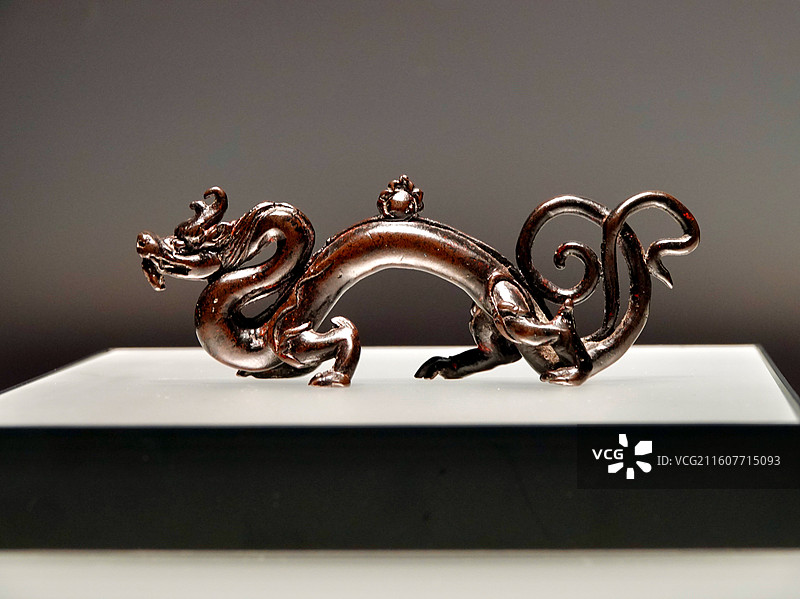 上海博物馆东馆融古朔新展明代行龙铜笔架图片素材