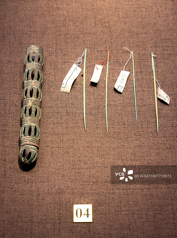 甘肃省博物馆 沙井文化 8字形铜泡 1979年甘肃永昌县爽双湾公社蛤蟆墩出土 竹节状铜针筒 甘肃永昌图片素材