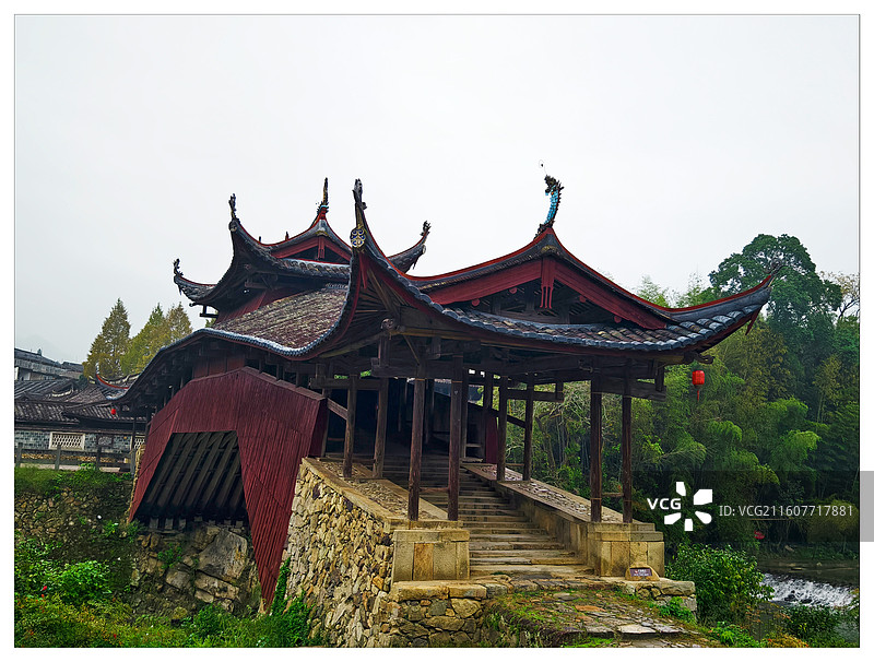 泗溪廊桥风景区～溪东桥 该桥始建于明隆庆四年(1570年），翼角飞挑，似盘龙卧虎，有吞云吐雾之势。图片素材
