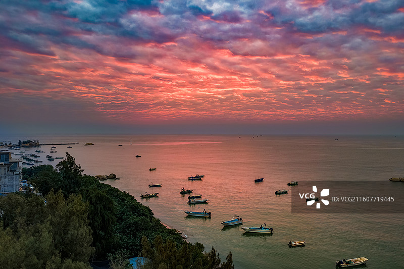 广西钦州三娘湾日出时的高角度海景图片素材