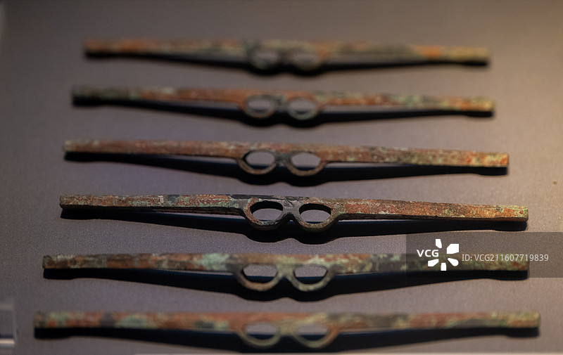 春秋晚期青铜带镳马衔组合展示图片素材