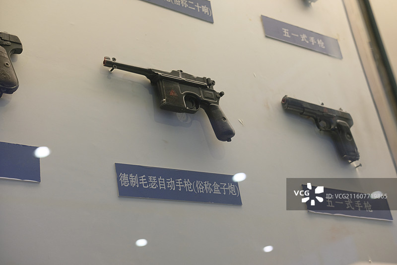 石家庄警察博物馆展览馆里的枪支器械图片素材