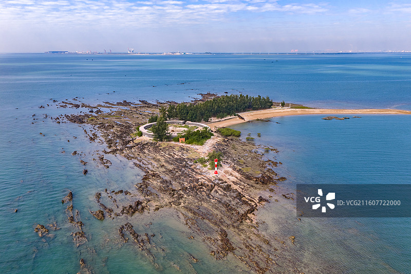 航拍视角下的广西钦州三娘湾海岛灯塔海岸线图片素材