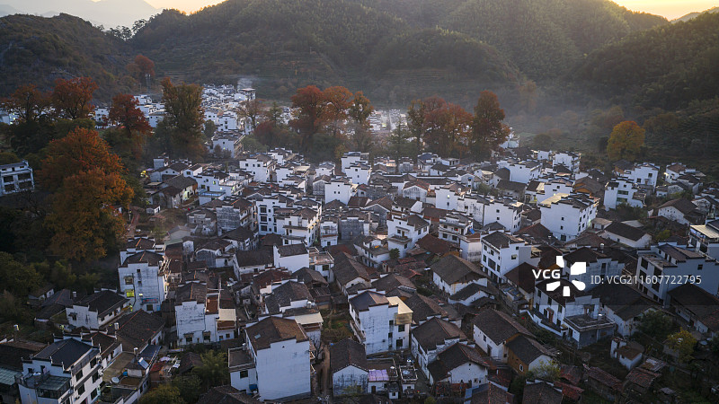 江西石城秋景红枫古村清晨航拍图片素材