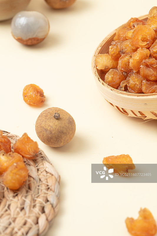 竹篮中的无核桂圆干与鲜桂圆图片素材