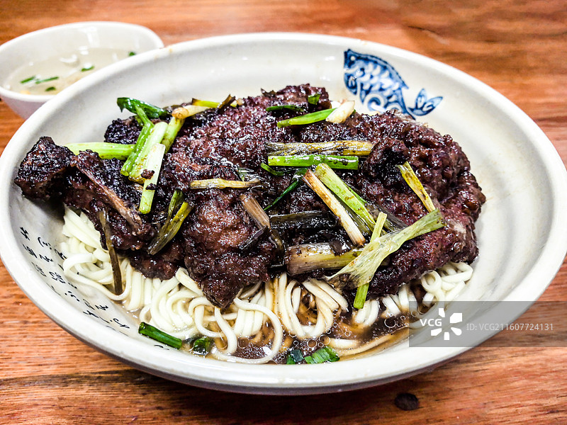 木桌上的一碗杭州大排面图片素材