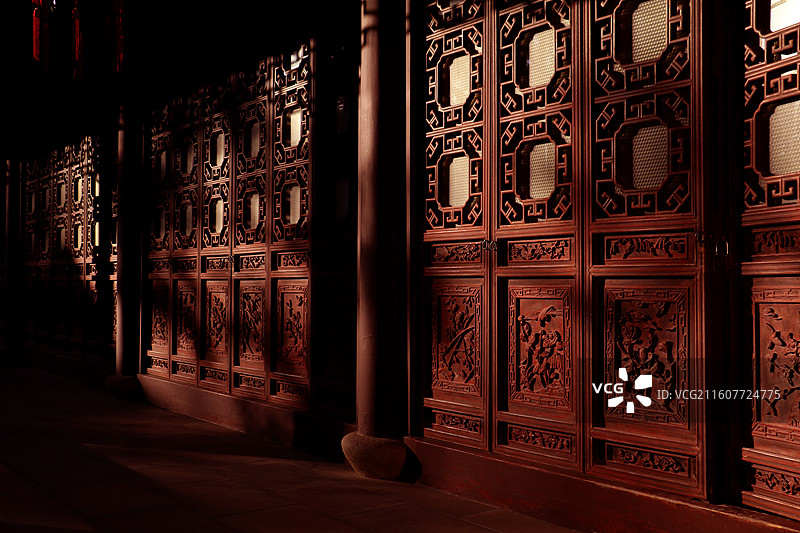 上海醉白池公园内光影下的一排雕花隔扇门图片素材