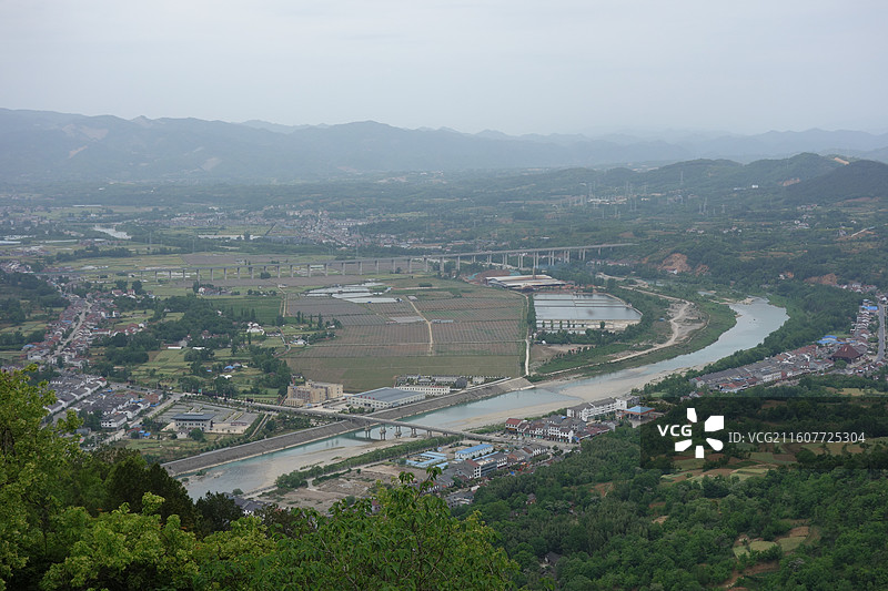 陕西省汉中市西乡县午子山远眺堰口镇泾洋河图片素材
