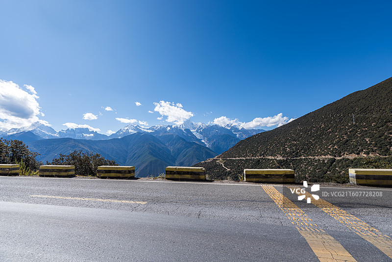 梅里雪山与公路路面背景图片素材