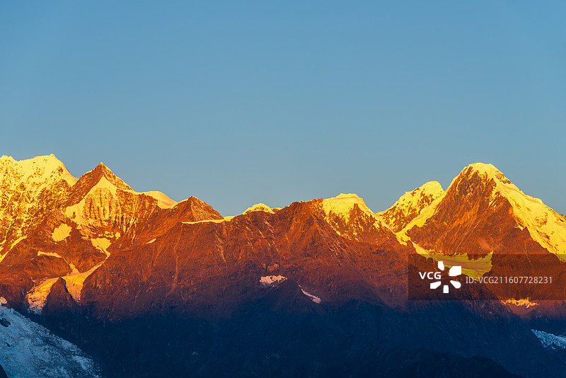 梅里雪山日照金山图片素材