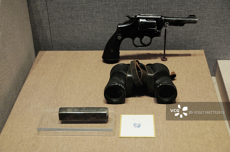 张灵甫使用过的手枪、望远镜和印章（中国人民革命军事博物馆）图片素材