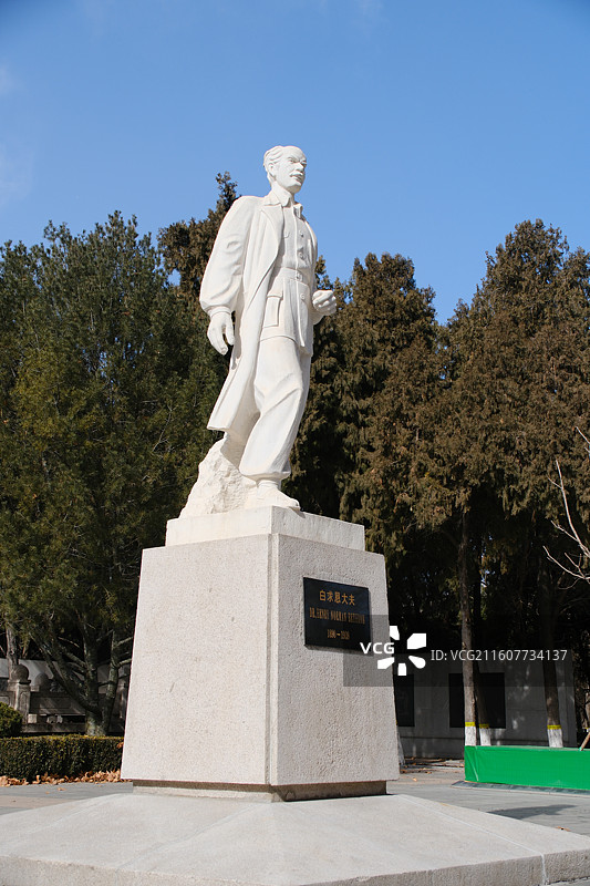 石家庄华北军区烈士陵园白求恩雕像雕塑特写图片素材