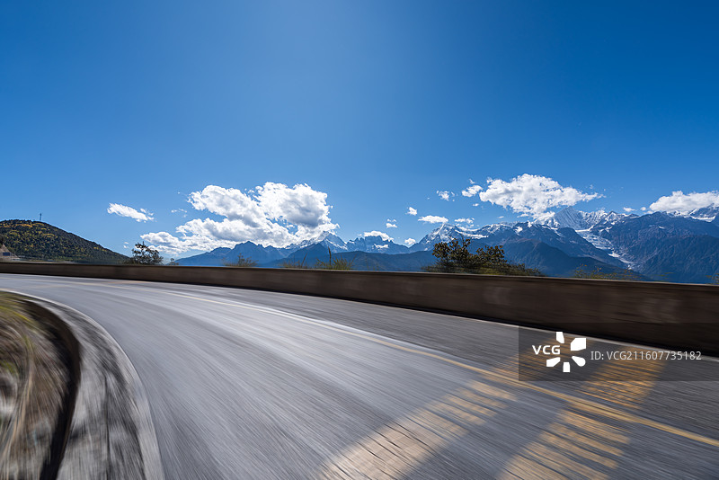 梅里雪山与公路路面背景图片素材