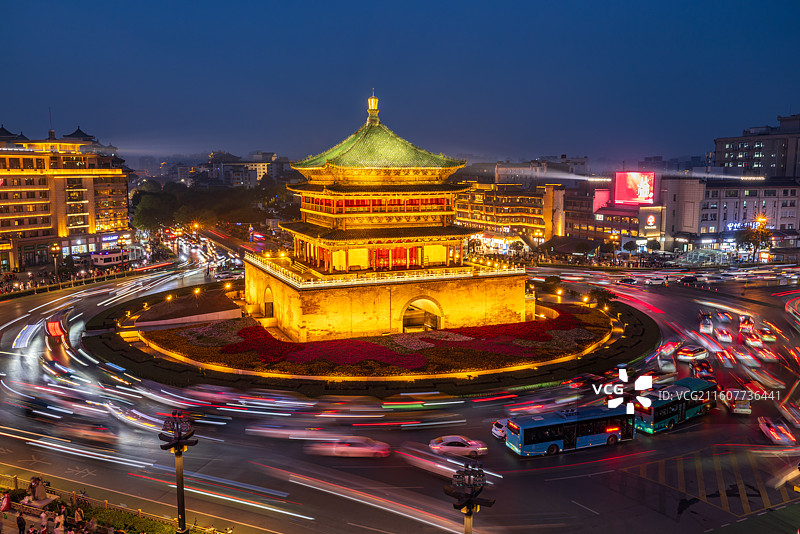 陕西省西安市地标性建筑钟楼下车水马龙夜景风光图片素材