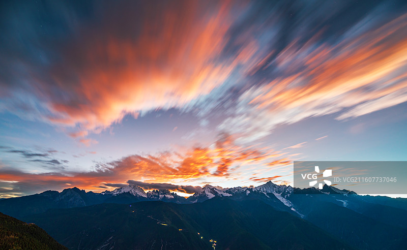 梅里雪山日落火烧云天空背景图片素材