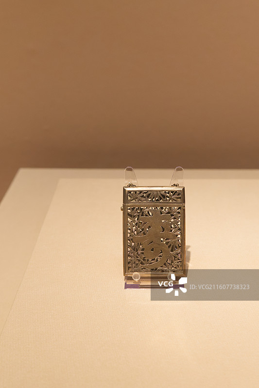 清代银镂雕梅竹福寿纹名片盒图片素材