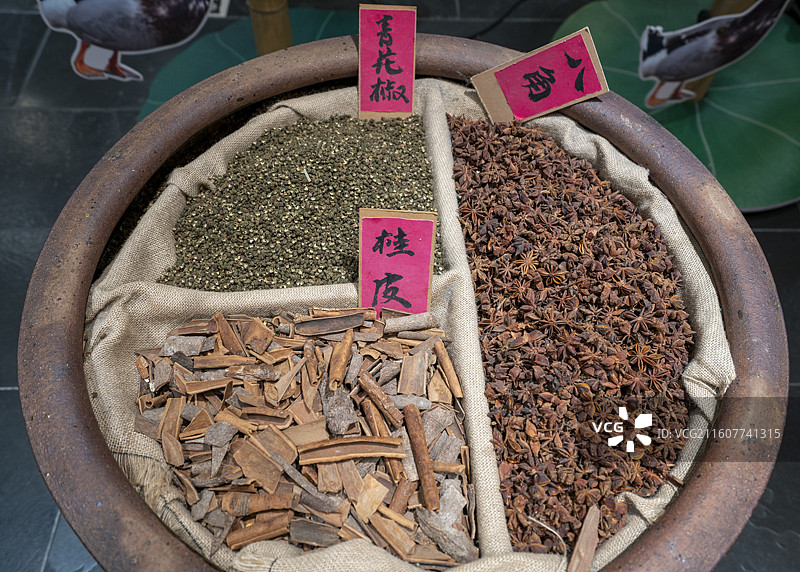 坛子里的调味香料图片素材