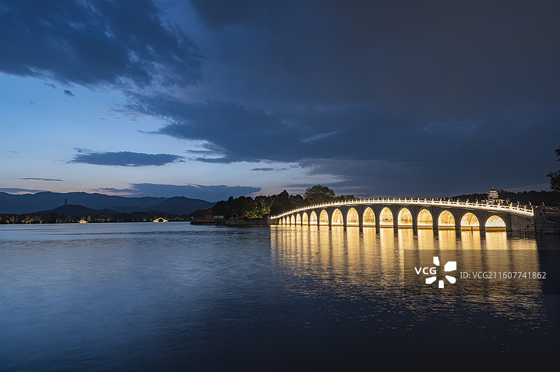 北京颐和园十七孔桥夜景图片素材