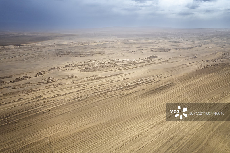 青海茫崖柴达木沙漠中的雅丹地貌图片素材