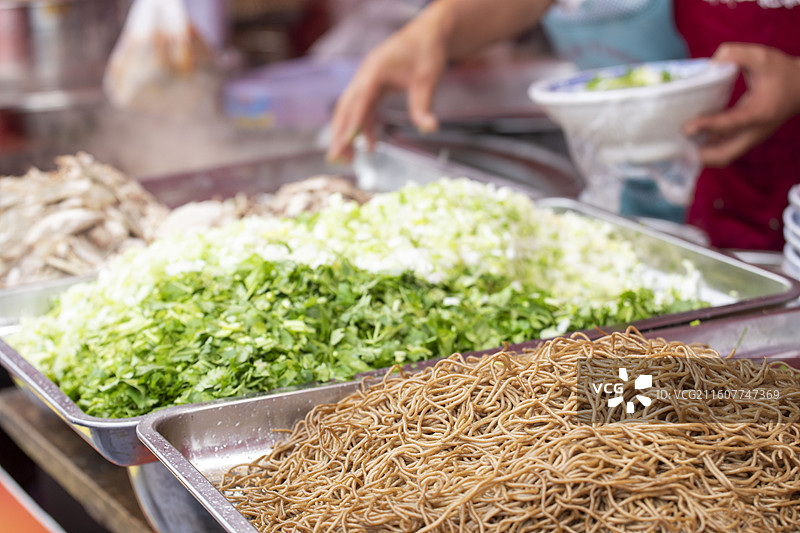 万荣特色美食饸饹面 街头烟火气图片素材