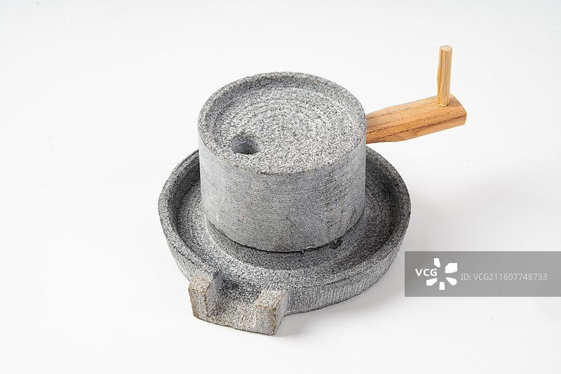 桌子上的石磨模型图片素材