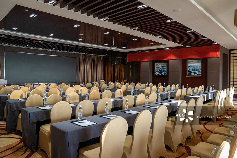 传统酒店会议室大厅配有整齐桌椅图片素材