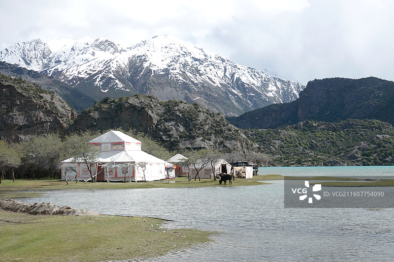 西藏昌都市边坝县三色湖：白湖和雪山小瀑布图片素材